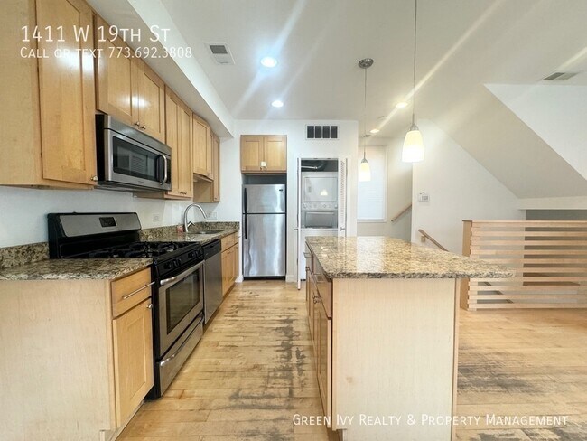 Building Photo - 1411 W 19th St