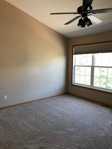 Bedroom Primary - 747 2nd St NE