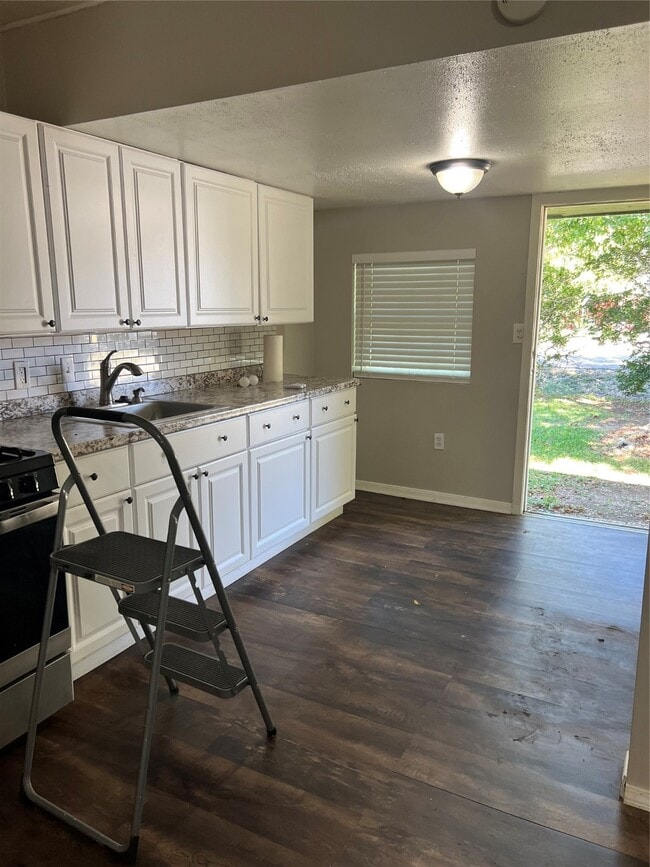 Building Photo - 810 S Brownell St