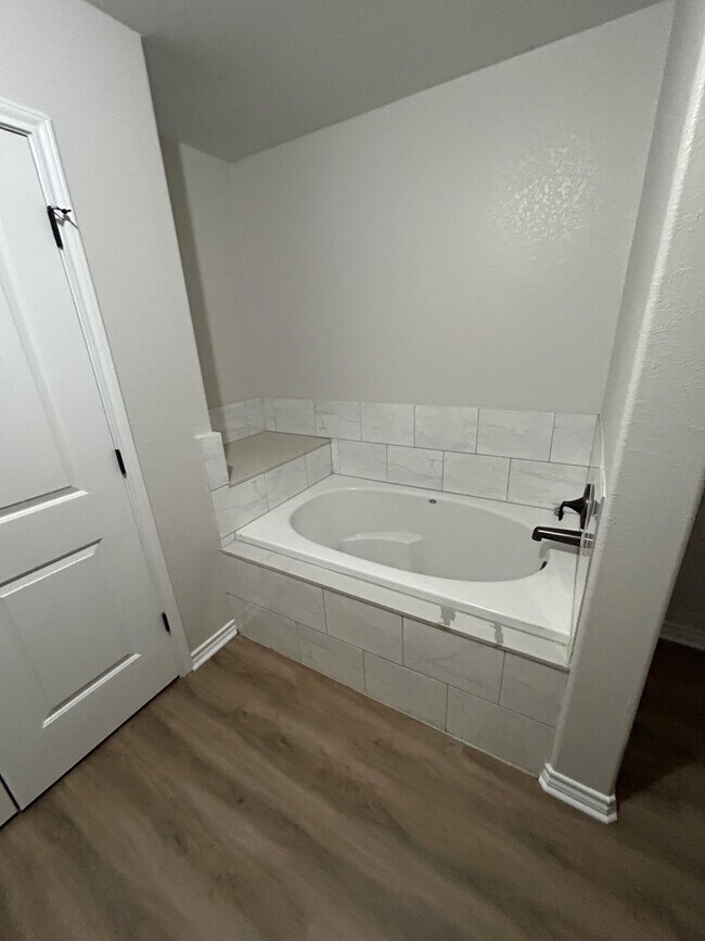 Building Photo - 10008 TX-321