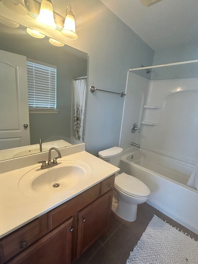 Building Photo - Two master suites - Super Location - Must See!