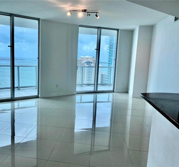 Primary Photo - 300 S Biscayne Blvd