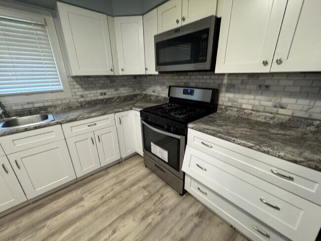Building Photo - Spacious 4-Bed, 3-Bath Gem on Regent Ave - Your Dream Home Awaits in Brooklyn Park