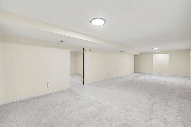 Building Photo - "Spacious 4-Bed Lakewood Gem with Hardwood Floors, Finished Basement & Fireplace - 2970 Sq Ft!"