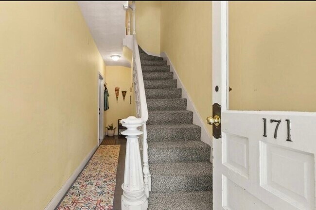 Building Photo - 171 Brooks St