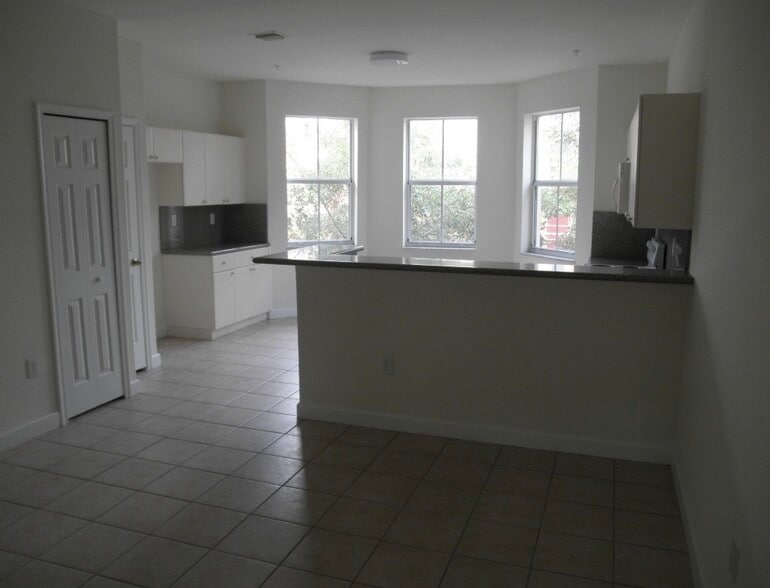 Building Photo - 2906 Shoma Dr