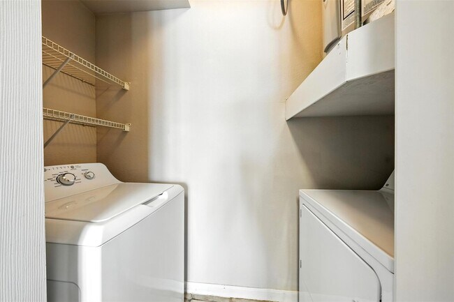 Building Photo - 7575 Kirby Dr