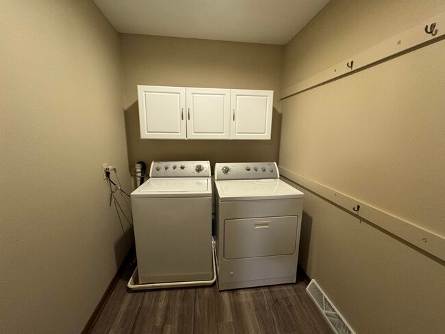 Building Photo - 5855 Thatcher Dr