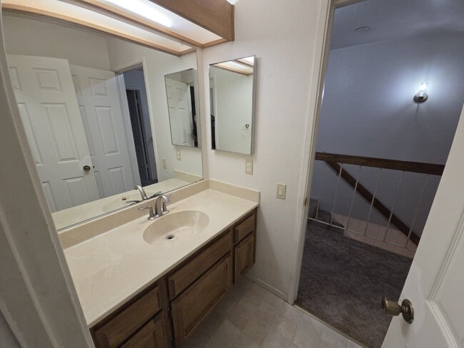 Building Photo - Cozy, Quiet Condo