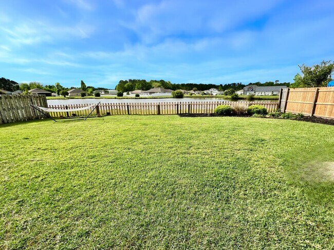 Building Photo - 5 bedroom home with fenced in yard!!!