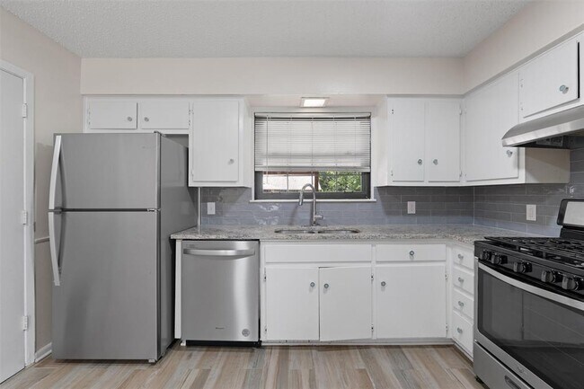 Building Photo - 325 Heartwood Dr
