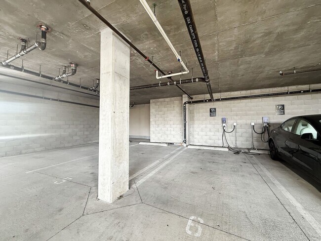 Building Photo - Stunning 3B/2.5BA Townhome in Oceanside fo...