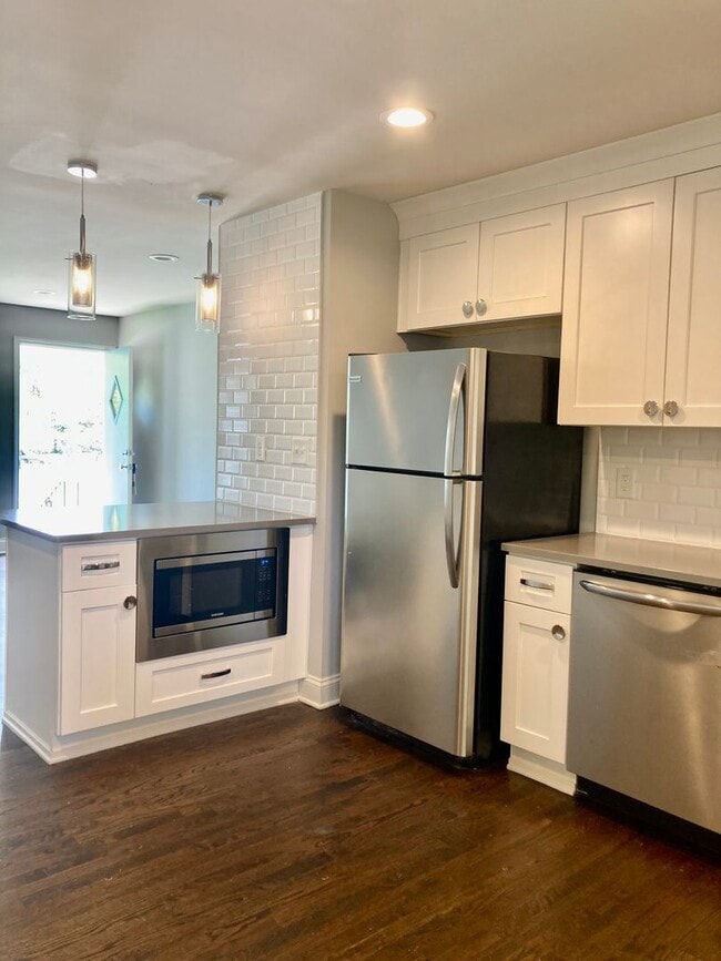 Building Photo - Impeccable 2 Bedroom, Fully Renovated in N...