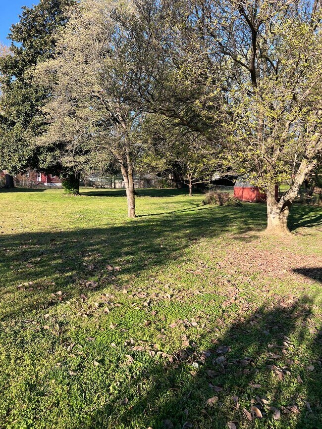 Building Photo - Glengarry Park with Large Yard