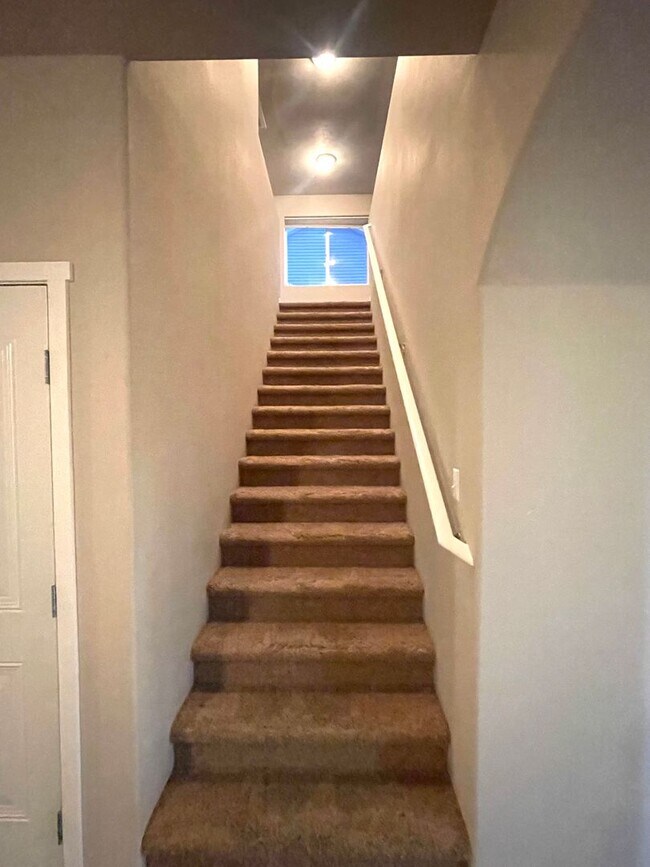 Building Photo - Charming Very Spacious 2-Story Home for Rent in Pasco, WA – Ideal Location Off Road 68!