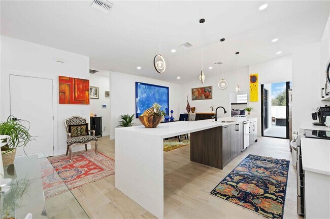 Building Photo - 7520 N Coolidge Ave