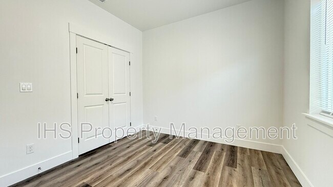 Building Photo - 3917 W Van Giesen St