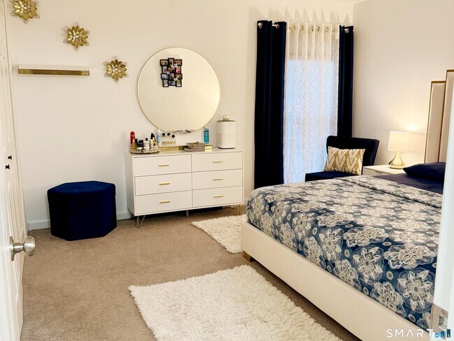 Building Photo - 10 Glenview Dr