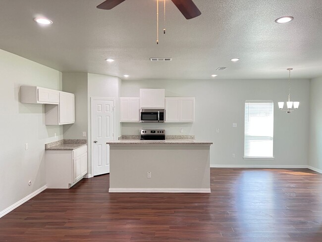 Building Photo - Lovely home for rent in Ennis, TX!