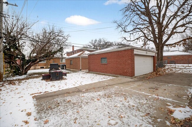 Building Photo - Duplex Alone