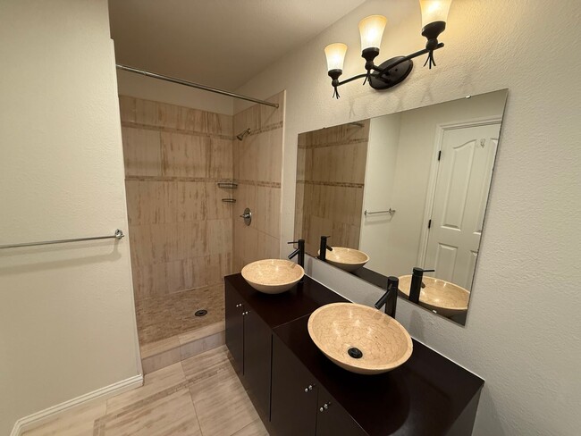 Building Photo - CRAFTSMAN 5BD / 3.5BA HOME ON DESIRABLE CU...