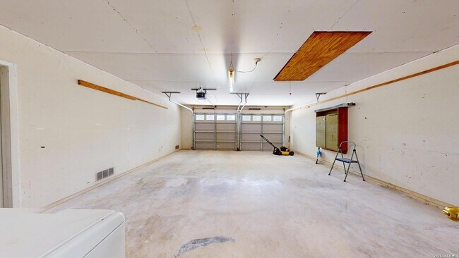 Building Photo - 318 Renee Dr