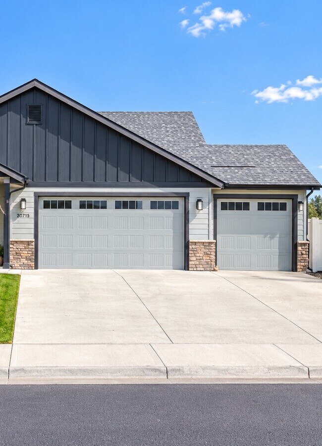 Building Photo - Liberty Lake Vue