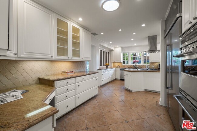 Building Photo - 9023 Alto Cedro Dr
