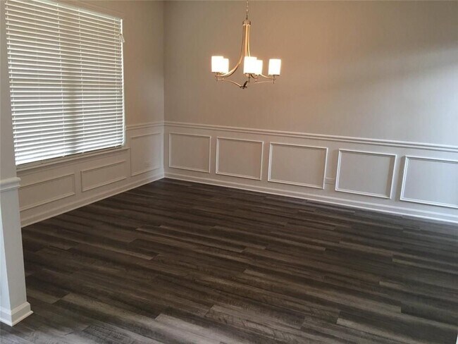 Building Photo - 5650 Mirror Lake Dr