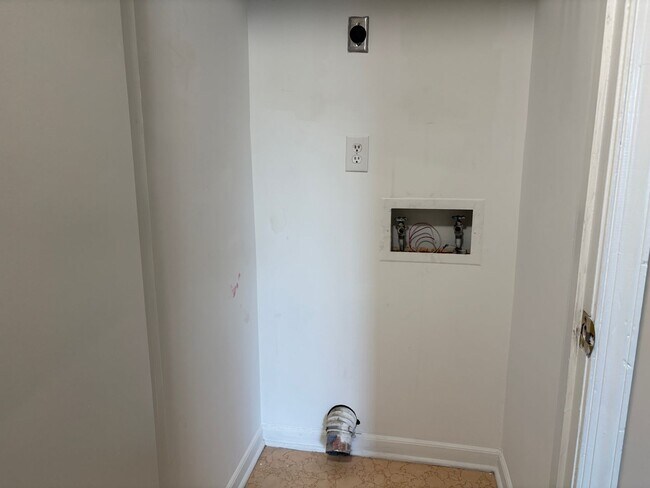 Building Photo - 2 Bedroom, 1.5 Bathroom Condo in Winston-S...