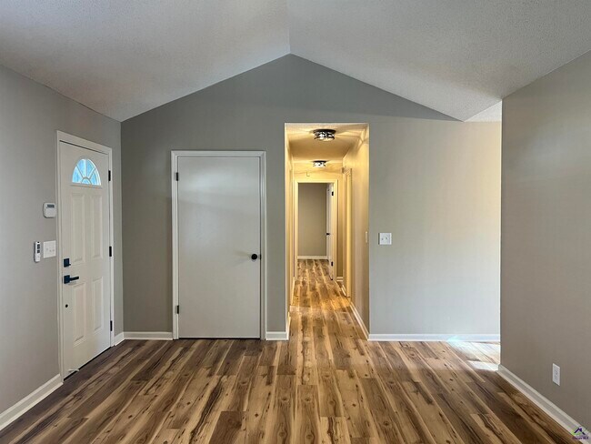 Building Photo - 221 Jefferson Cir