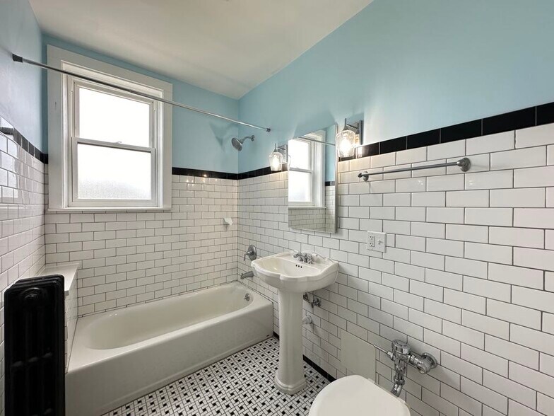 Building Photo - 4519 N Wolcott Ave