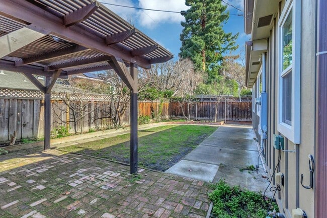 Building Photo - 123 Dunsmuir Way