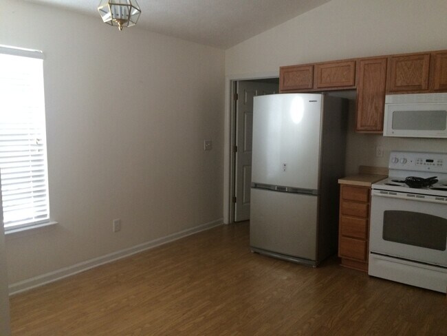 Building Photo - 3 Bed / 2 Bath Single Family Home for Rent...