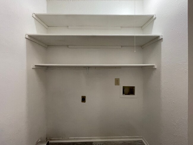Building Photo - COMING SOON - 2 Bedroom 1 Bath Home in Lak...