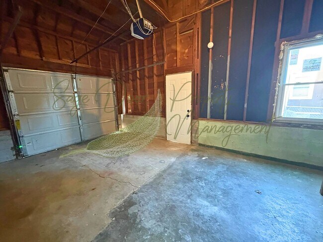 Building Photo - 5 BEDROOM IN INDEPENDENCE!!!