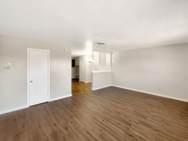 Building Photo - 519-521-521 E Sunset Cir