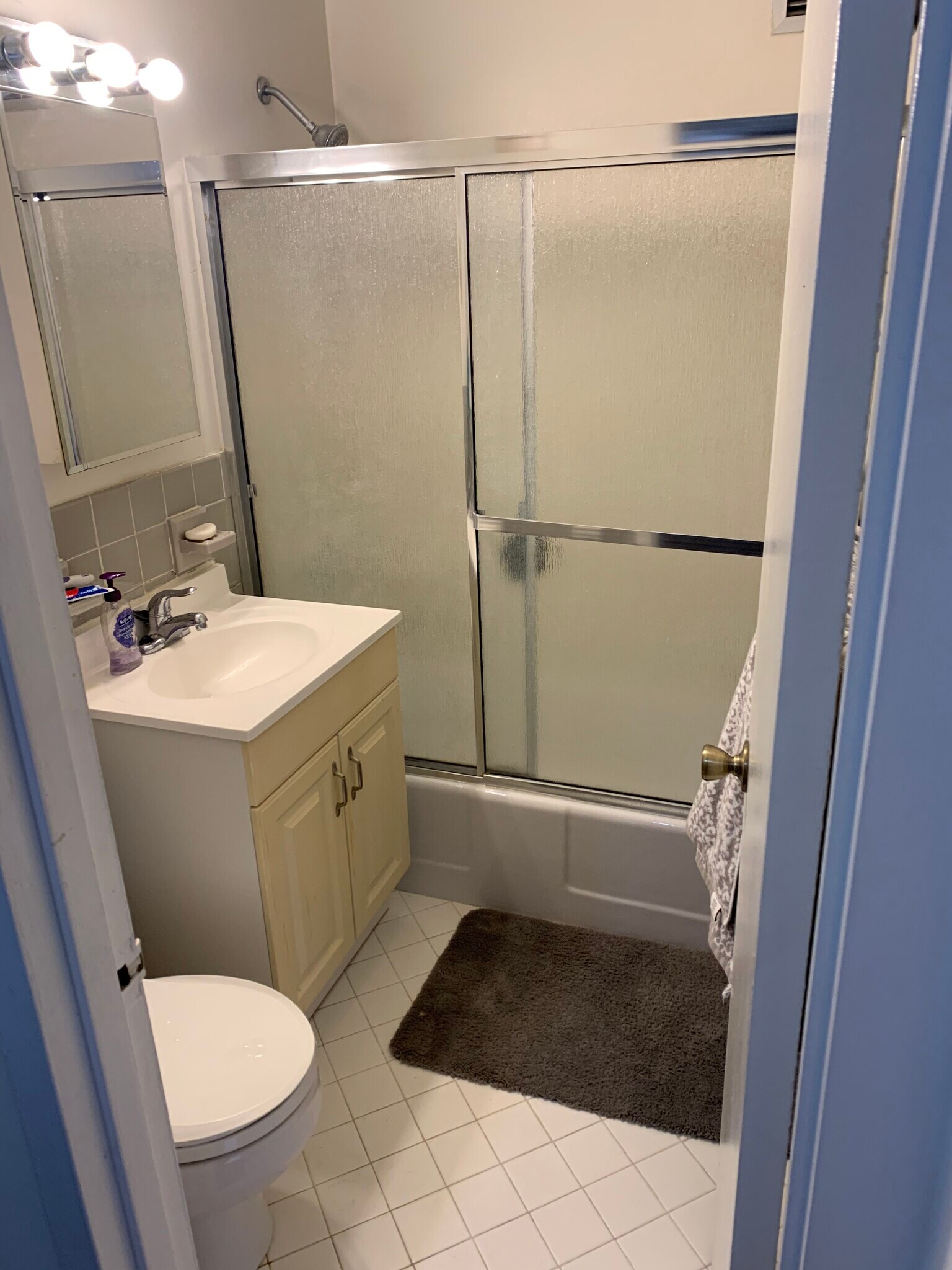 Ceramic Bathoom - 1111 Arlington Blvd