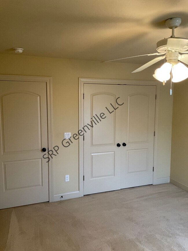 Building Photo - Four Bedroom Brick House for Rent!