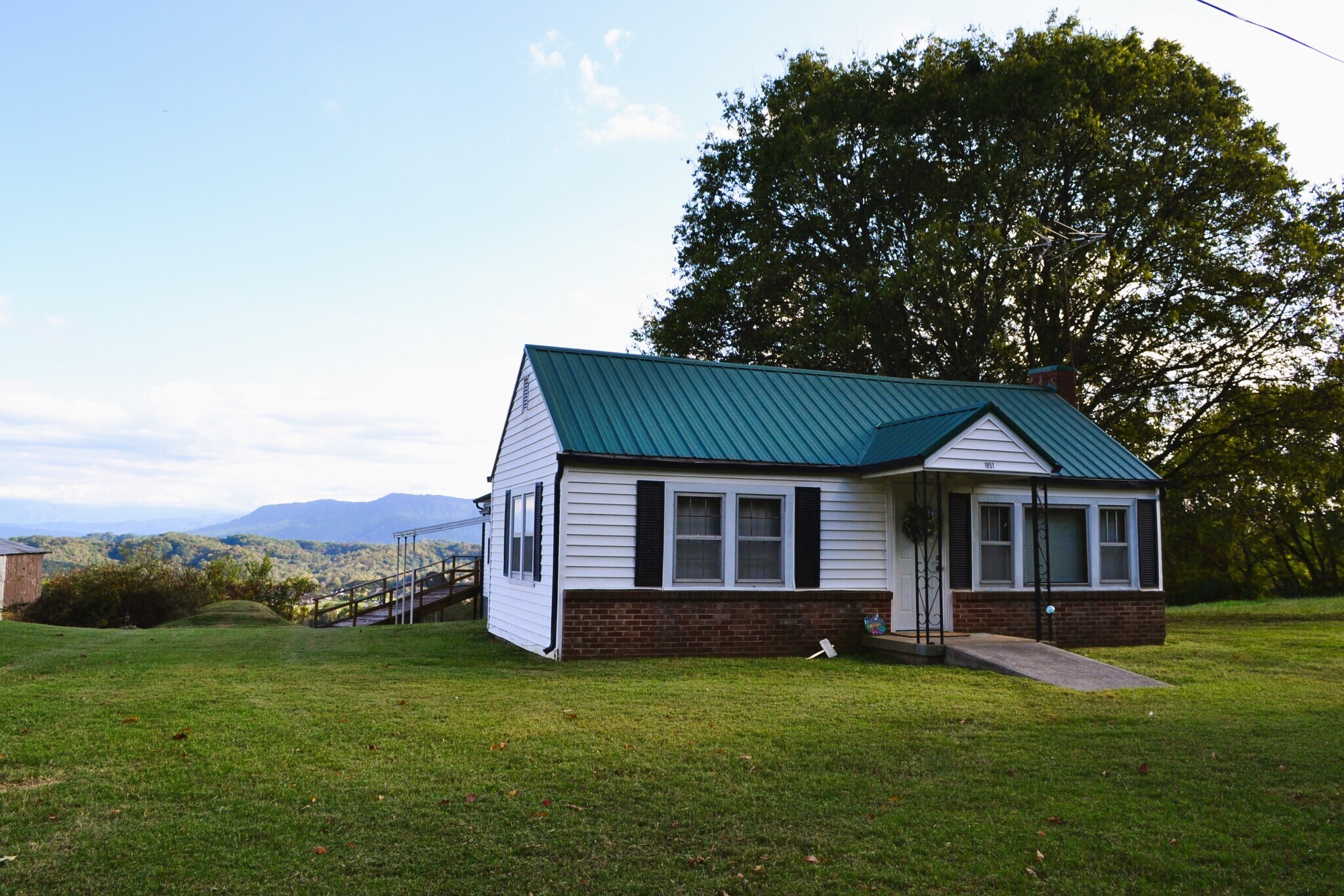 Building Photo - 1851 Pine Ridge Rd
