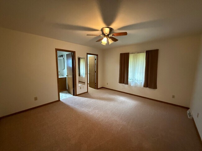 Building Photo - 657/659 Wood Violet Lane