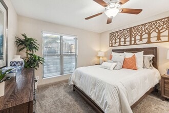 Building Photo - 10751 Meadowglen Ln