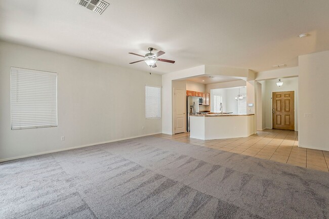 Building Photo - 3 Bed 2 Bath - New Kitchen Appliances\Carp...
