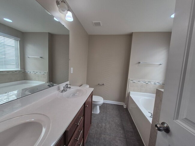 Building Photo - 284 River Oak St