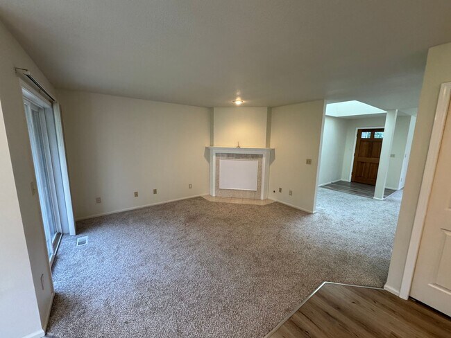 Building Photo - Single level home ~3 Bedroom ~ 2 bath House in Great Location with A/C