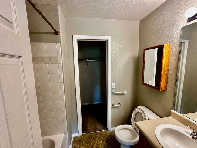 Building Photo - Available Immediately! Charming and cozy townhome in Thornton!