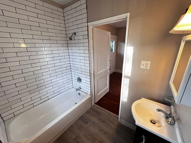 Building Photo - 2561 Rosselle St
