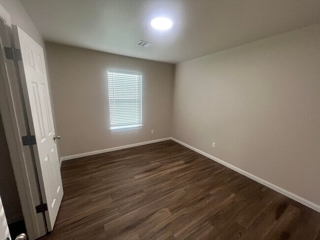 Building Photo - Stunning 3-Bedroom Home for Rent in Yukon,...