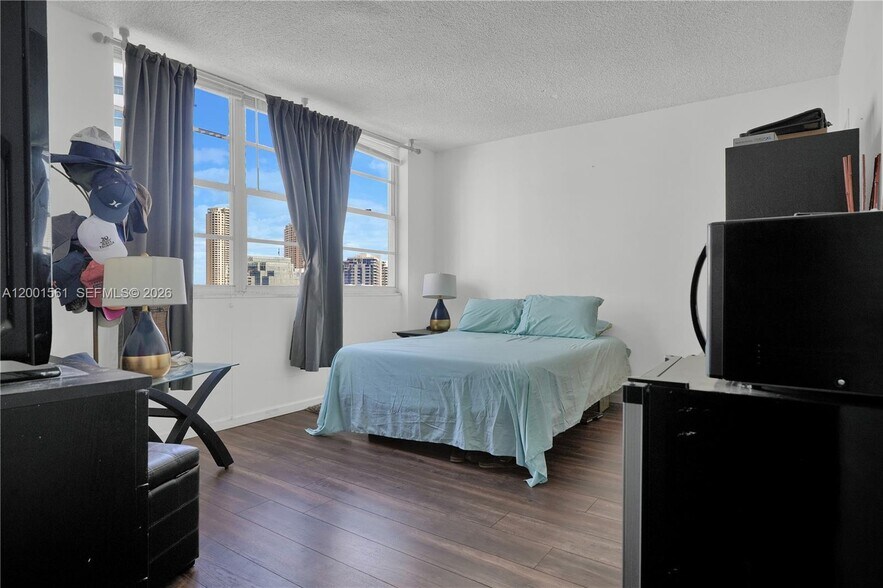 Building Photo - 905 Brickell Bay Dr