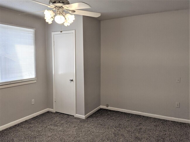 Building Photo - 704 E 22nd St